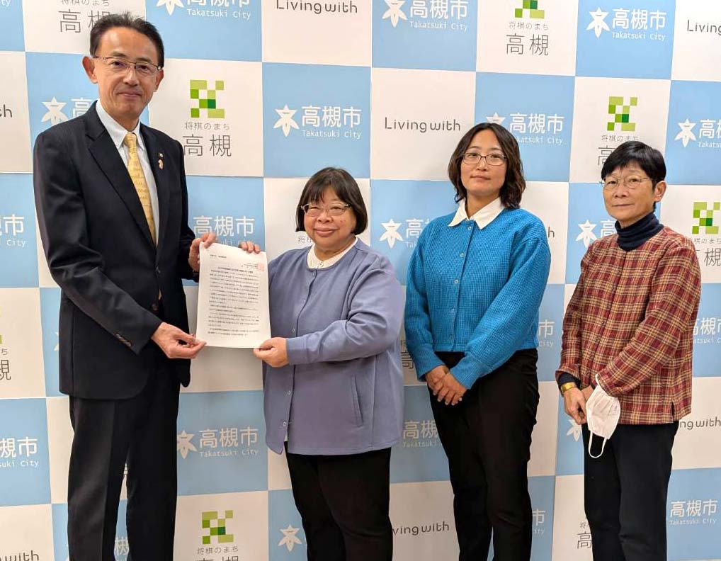 向かって左側
	、濱田市長。中村れい子、きよた純子、出町ゆかり。日本共産党市会議員団