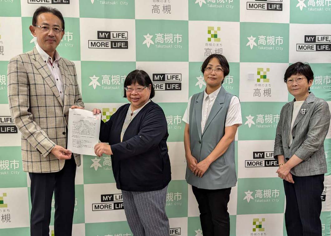 高槻市長へ要望書を提出する市会議員団