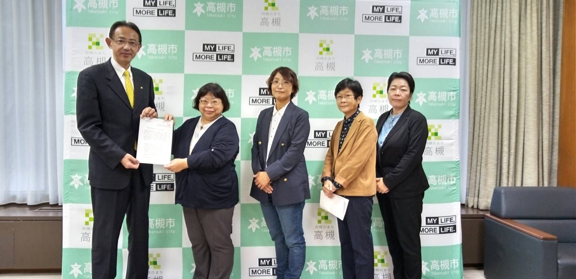 要望書提出写真左から浜田市長、中村れい子、きよた純子、いぬいじゅん子